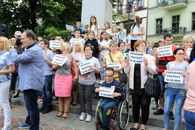 Pod pomnikiem Mikołaja Koperniku na Rynku Staromiejskim w Toruniu odbyła się demonstracja poparcia dla protestujących od ponad 30 dni w Sejmie rodziców wraz z niepełnosprawnymi dziećmi.  Podobne demonstracje miały odbyć się również w innych miastach Polski. Na tę w Toruniu przybyło ponad sto osób z wypisanymi hasłami poparcia dla protestujących. Nie zabrakło również osób niepełnosprawnych. 

Zobacz także: Wypadek w Papowie Toruńskim. Zderzyły się cztery pojazdy. Jedna osoba w szpitalu [aktl. NOWE ZDJĘCIA]

Polecamy: Trasa Wschodnia w Toruniu. Wkrótce zezwolenie na realizację! [WIZUALIZACJE]

Solidarni z Rodzicami Osób Niepełnosprawnych pod pomnikiem Kopernika w Toruniu [ZDJĘCIA]