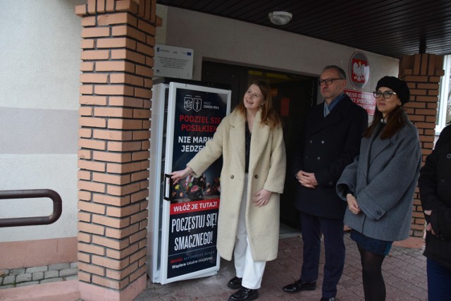 Pierwsza społeczna lodówka stanęła przy wejściu do MOPS w Zduńskiej Woli. Dzisiaj, 22 grudnia została symbolicznie uruchomiona.