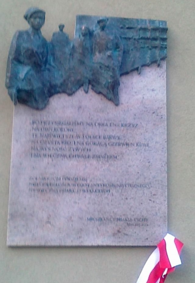 Tablica poświęcona żołnierzom wyklętym dłuta Tomasza Wenklara. Przy placu Baczyńskiego pojawiła się rok temu, 1 marca 2014 r.