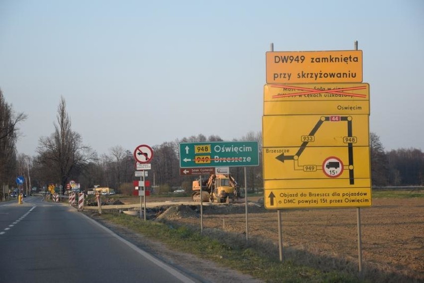 Skrzyżowanie dróg 948 i 949 w Łękach, to jedno z trzech...