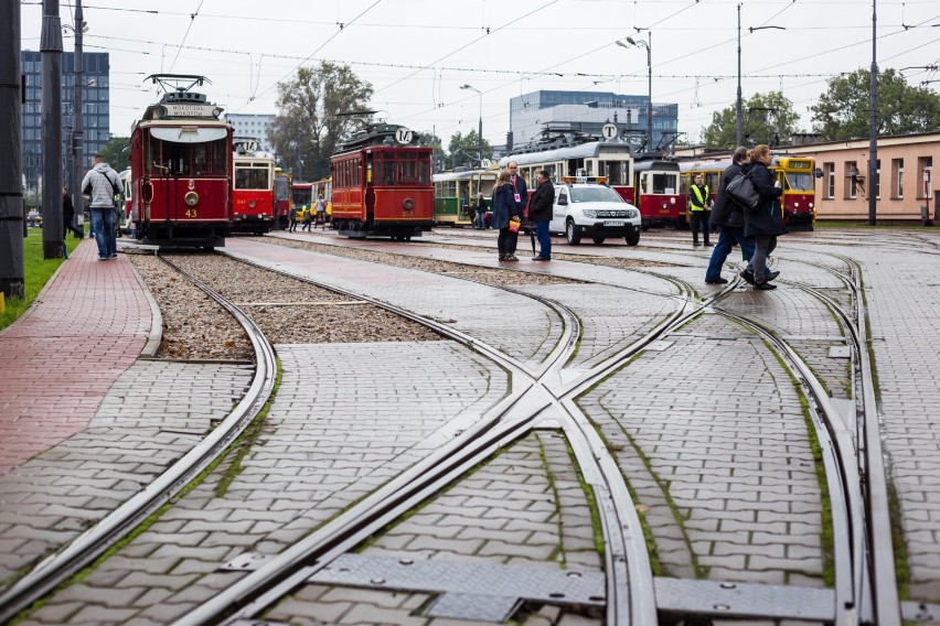 Retro tramwaje rozkochały w sobie warszawiaków. Miasto...