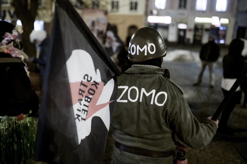 Znów protestowali w Lublińcu. Z flagami Strajku Kobiet przeszli przez miasto