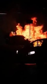 Wrocław. Zapalił się samochód na wyjeździe z galerii handlowej [FILMY, ZDJĘCIA]