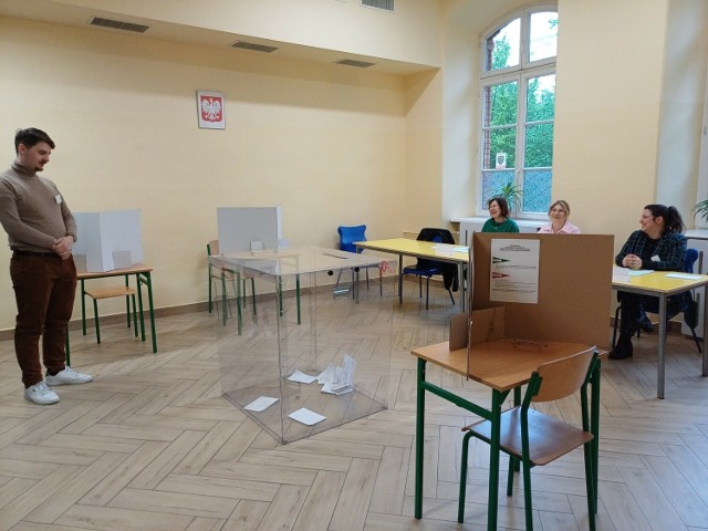 Obwodowa komisja wyborcza nr 7 w Krakowie przy ul. Dietla. W pierwszej godzinie zagłosowało tam 9 osób.