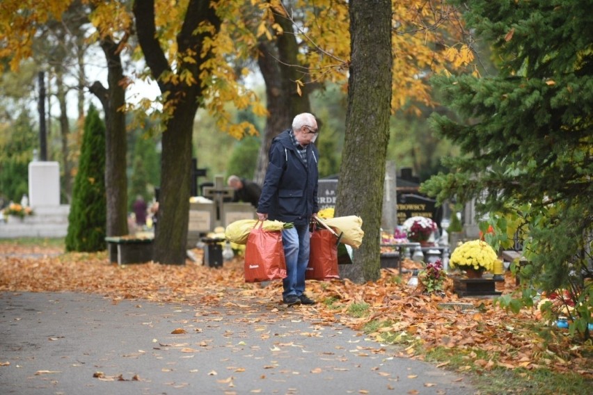 Ludzie ruszyli na toruńskie cmentarze. Wspominają bliskich, kupują kwiaty, palą znicze. Zobacz zdjęcia!