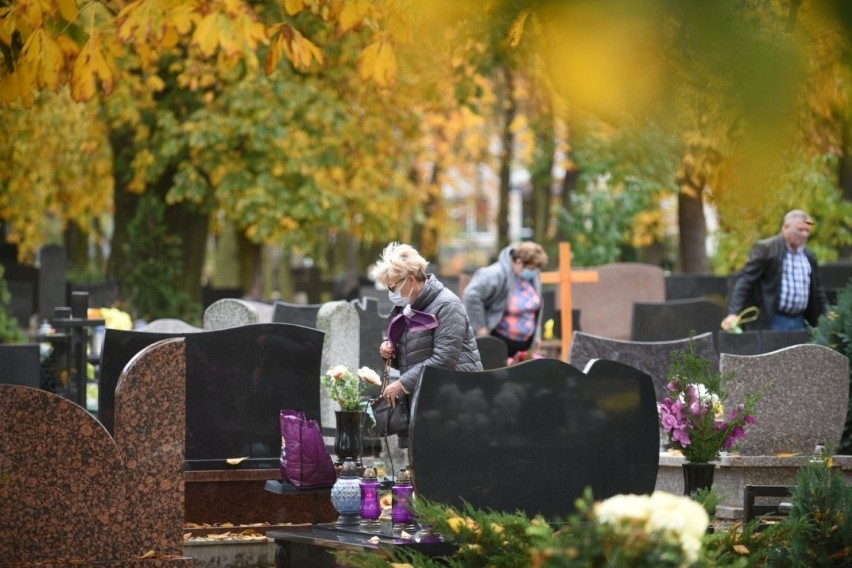 Ludzie ruszyli na toruńskie cmentarze. Wspominają bliskich, kupują kwiaty, palą znicze. Zobacz zdjęcia!