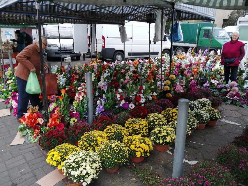 Na targu w Chodzieży: znicze i ozdoby nagrobne, kwiaty, warzywa i owoce