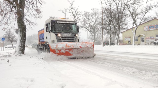 Zima wróciła, trudne warunki na drogach w Piotrkowie