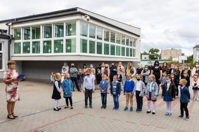 Początek roku szkolnego w szkole na Błoniu. Dziś uczniów w tym budynku nie ma, uczą się zdalnie w sowich domach. Może kiedy wrócą parking przy ul. Waryńskiego będzie już gotowy.