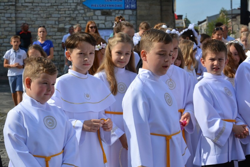 Zobacz kolejne zdjęcia. Przesuwaj zdjęcia w prawo - naciśnij...