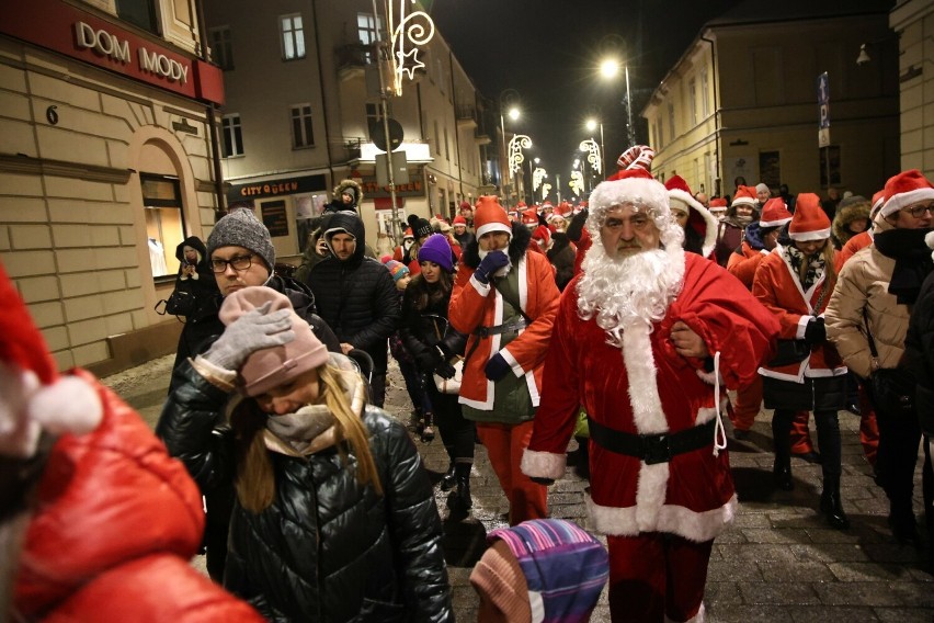 Orszak Świętych Mikołajów przeszedł ulicą Sienkiewicza w Kielcach. Na Placu Artystów uroczyście rozświetlono lampki na choince