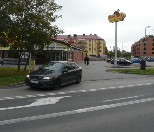 Mieszkanka Raducza dopytuje, dlaczego wyjeżdżając z marketu Biedronka przy ul. Rawskiej można skręcić tylko w prawo