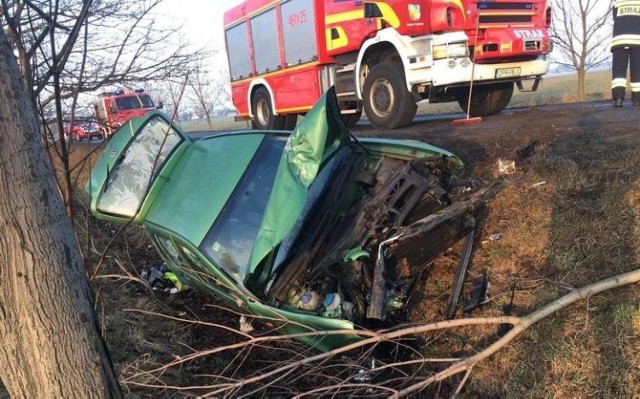 Do tego wypadku doszło w piątek, 15 lutego, po godzinie 7.00 na trasie między Prudnikiem a Lubrzą. 56-latka kierująca osobowym volkswagenem na prostym odcinku drogi straciła panowanie nad pojazdem i wjechała do rowu. Była pod wpływem alkoholu.