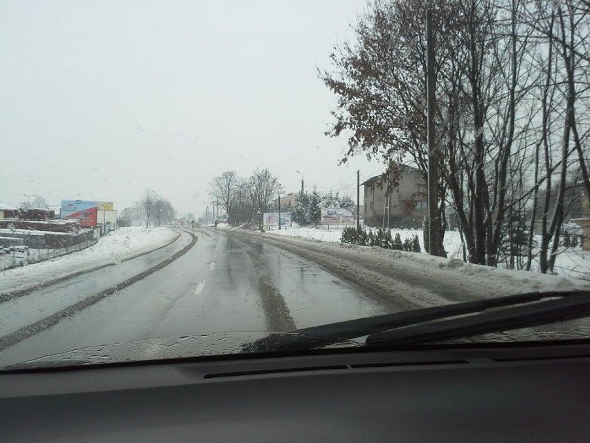 Na drogach jest śnieg i błoto pośniegowe