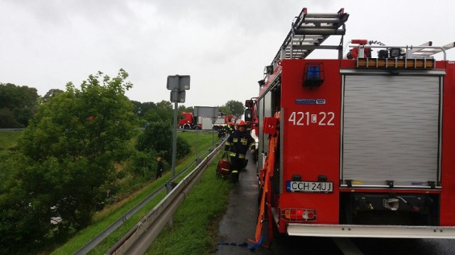 Do wypadku doszło przed godziną 11. Autobus PKS Łódź relacji Gdynia - Katowice spadł ze skarpy na dach. Pojazd podróżował drogą krajową nr 91.

 
W tej chwili trasa na miejscu zdarzenia jest zablokowana. Trwa akcja ratunkowa. Na miejscu są wszystkie służby, m.in. 12 zastępów straży pożarnej. Jedenaście osób jest rannych.

Autobus spadł ze skarpy w wyniku zderzenia z innym pojazdem. Strażacy wyprowadzają z niego rannych pasażerów. Na miejsce wezwano lotnicze pogotowie ratunkowe

AKUTALIZACJA: W wypadku uczestniczyło 15 osób, 11 jest rannych, najciężej kierowca dostawczego samochodu, który zderzył się z autobusem. Śmigłowiec zabrał go do szpitala.

Na miejscu wypadku utworzyły się już bardzo duże korki. Policja wyznaczyła objazdy. Trasę Chełmno - Świecie można ominąć przez Grudziądz i autostradę A1. Most chełmiński ma być zamknięty jeszcze przez przynajmniej trzy godziny.