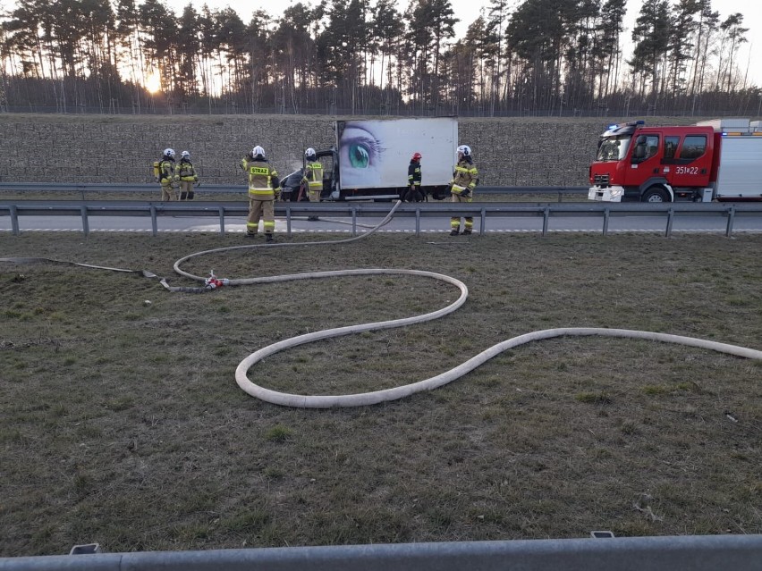 Pożar samochodu na autostradzie A1 pod Woźnikami