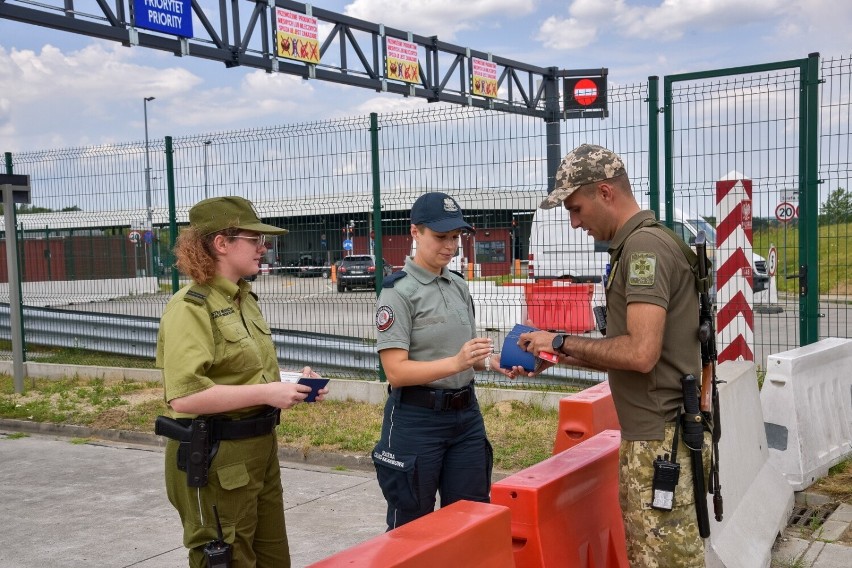 Oficerowie polskiej i ukraińskiej straży granicznej na...