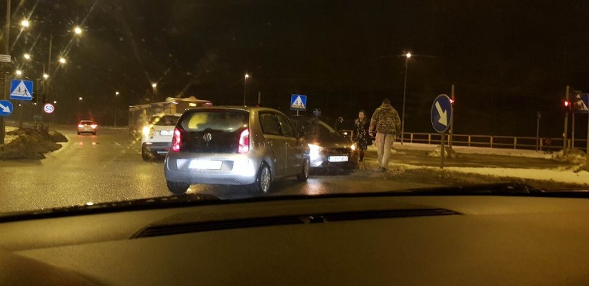 Zderzenie na skrzyżowaniu ulicu Popiełuszki i Ściegiennego w Kielcach