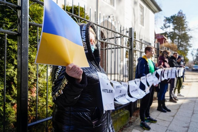 24.02.2022 gdansk. protest przeciwko dzialaniom putina na ukrainie przed konsulatem generalnym federacji rosyjskiej. fot. jakub steinborn / polska press/dziennik baltycki