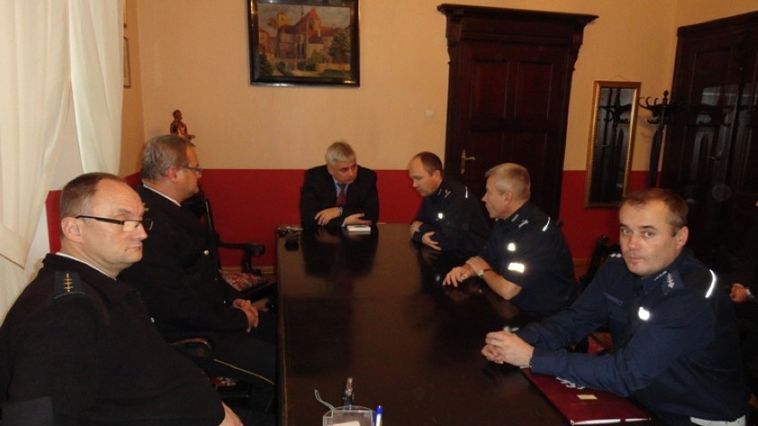 Ogrzewacze do rąk na wyposażeniu patroli policji i straży miejskiej w Kłodzku.