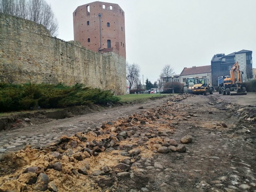 Na Podwalu będzie jezdnia z granitu i zatoka postojowa z kocich łbów ZDJĘCIA