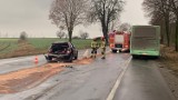 Wypadek pod Głogowem. Samochód zderzył się z autobusem