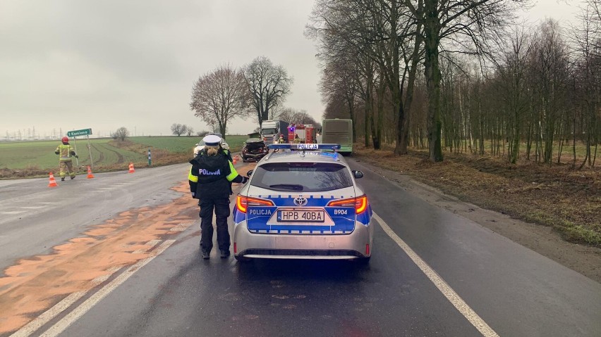 Wypadek pod Głogowem. Samochód zderzył się z autobusem