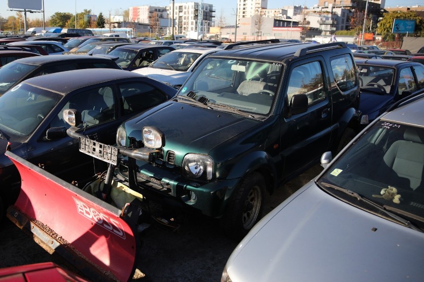 Parking niechcianych samochodów w Krakowie. Ponad pół tysiąca sztuk! Są perełki wśród wraków. Zobacz zdjęcia