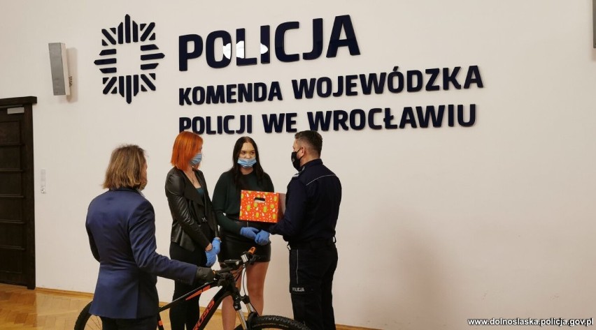 Maja Włoszczowska i jej team podarowali wdowom po policjantach 12 rowerów. Funkcjonariusze pomogli kolarce odzyskać jej sprzęt
