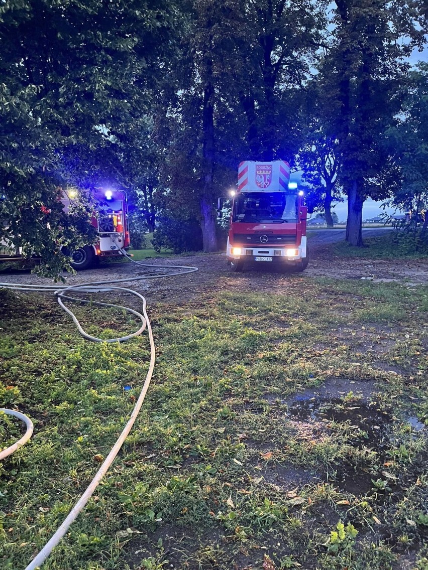Pożar budynku gospodarczego w Gościejewie. 5 zastępów straży walczyło z ogniem