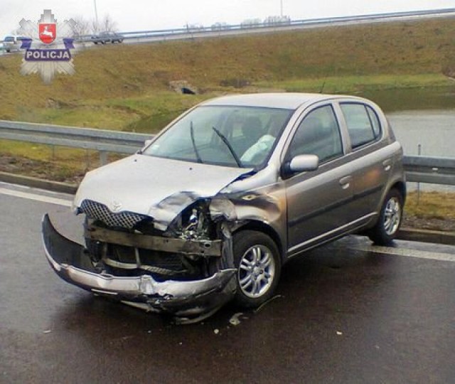 Do kolizji doszło na zjeździe z Al. Witosa na Al. Jana Pawła w Świdniku. Toyota kilka razy uderzyła w przydrożne barierki energochłonne