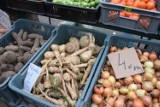 Ceny owoców i warzyw na bazarach w Końskich w piątek, 18 listopada. Ile kosztują jabłka, gruszki i inne? Zobacz zdjęcia