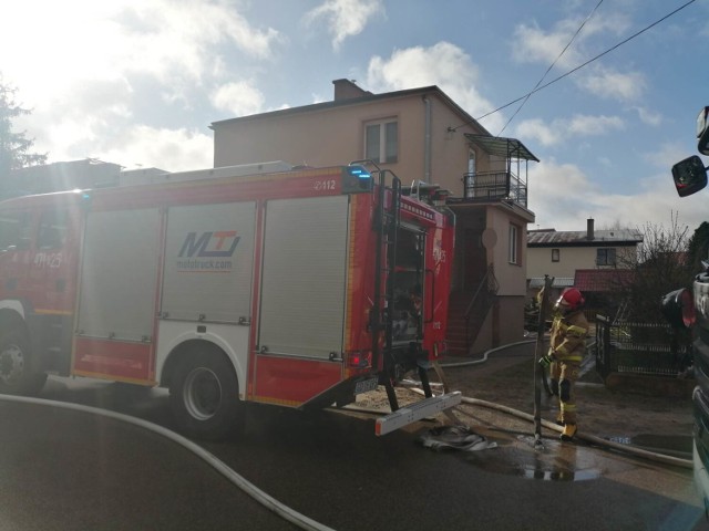 W środowy poranek 15 marca strażacy zostali zaalarmowani o pożarze przy ulicy Topolowej w Lęborku. Na miejsce zdarzenia skierowane zostały trzy zastępy z JRG Lębork oraz jeden zastęp z Ochotniczej Straży Pożarnej z Nowej Wsi Lęborskiej.