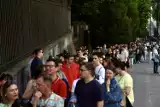Ruszyła Noc Muzeów 2024. Mieszkańcy Warszawy stoją w długich kolejkach. Tłumy przed Zamkiem Królewskim, Belwederem i Melt Museum