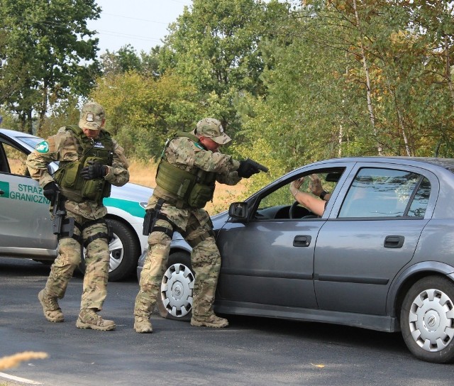 Blokada drogi i zatrzymanie groźnych przestępców w Łowczy. Kolejne ćwiczenia policji i SG.