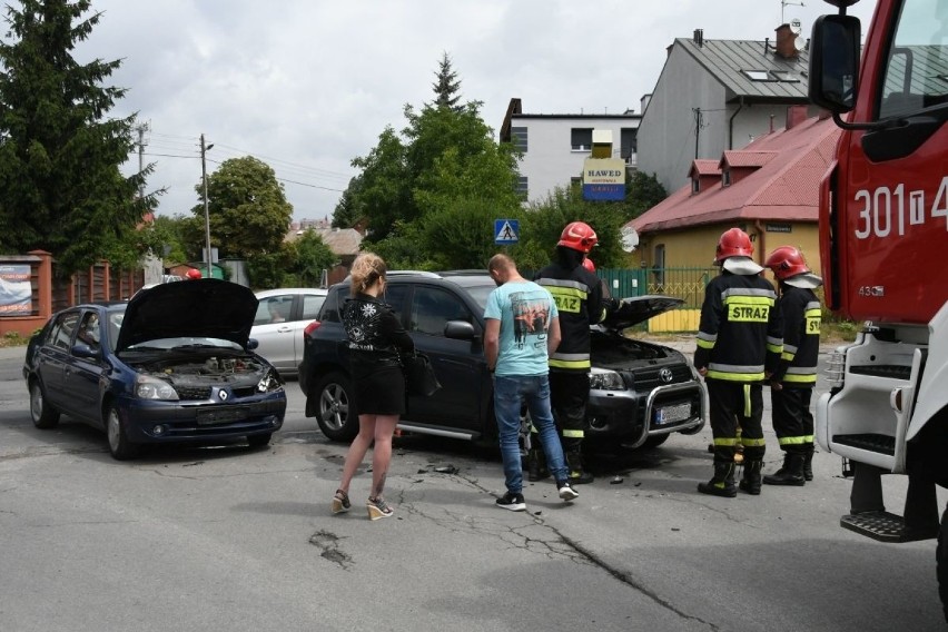 Zderzenie dwóch aut w Kielcach. Duże utrudnienia w ruchu (ZDJĘCIA, WIDEO) 