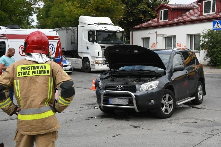 Zderzenie dwóch aut w Kielcach. Duże utrudnienia w ruchu (ZDJĘCIA, WIDEO) 