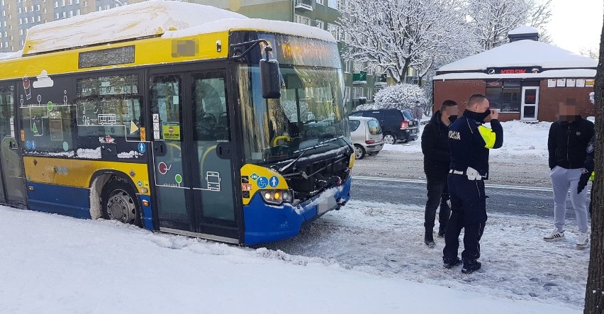 Kolizja dwóch samochodów osobowych i autobusu na alei 3 Maja w Słupsku [ZDJĘCIA]