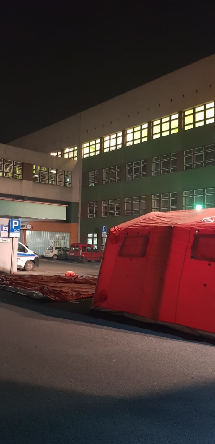 Koronawirus w Rybniku: Namioty jako izolatki dla osób z podejrzeniem koronawirusa przed szpitalem w Rybniku