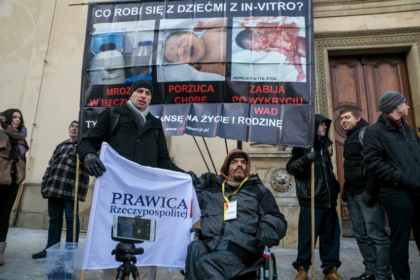 Kraków. Zwolennicy i przeciwnicy in vitro protestowali przed magistratem [ZDJĘCIA]