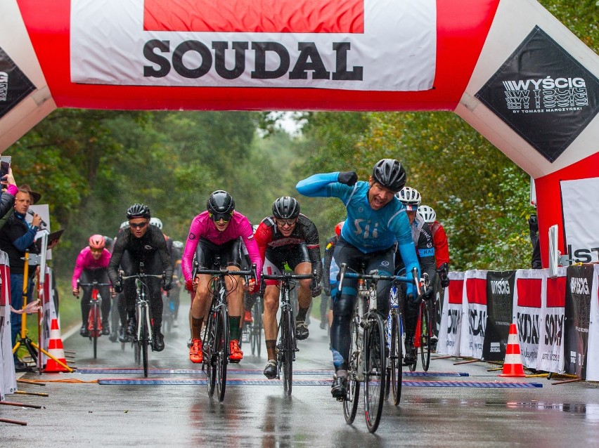 Mateusz Kwiatkowski (Sii Cycling Team) pierwszy na mecie...