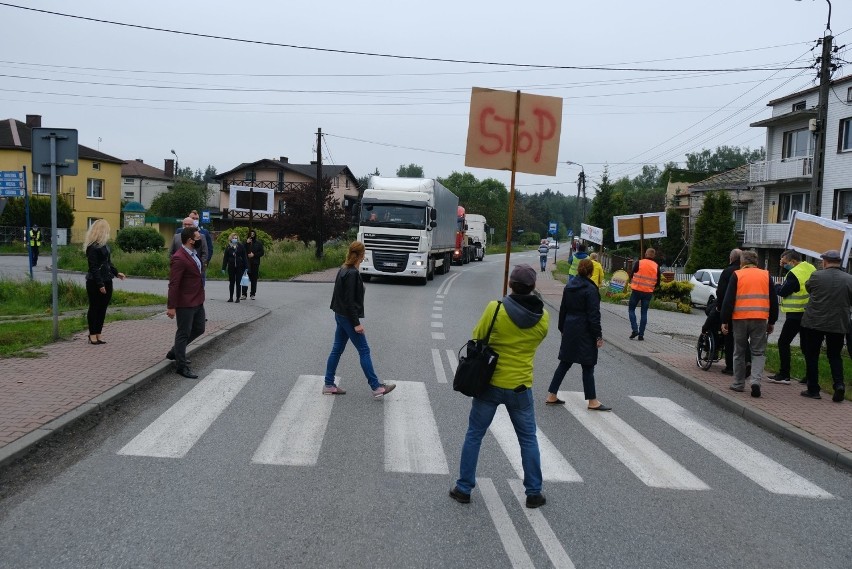 W Sławkowie mieszkańcy kilka razy blokowali na znak protestu...