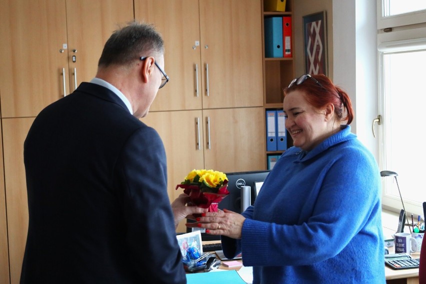 Dzień Kobiet w Urzędzie Miasta w Radomsku. Prezydent wręczał kwiaty. ZDJĘCIA