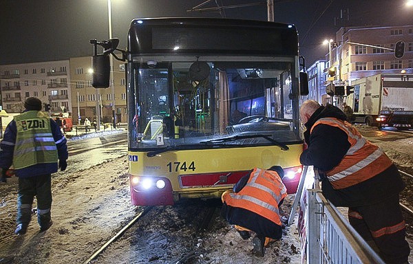 Wypadek autobusu 96 w Łodzi. Kierowca zasłabł za kierownicą [ZDJĘCIA]