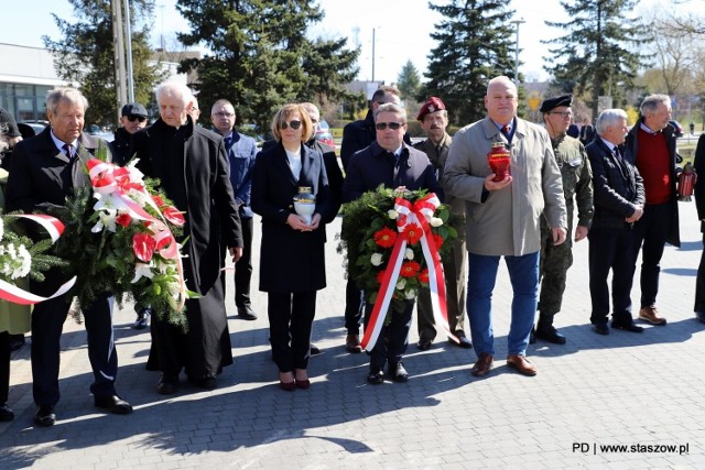 Staszowianie pamiętali o ofiarach zbrodni katyńskiej. Złożyli kwiaty i zapalili znicze w parku imienia Adama Bienia