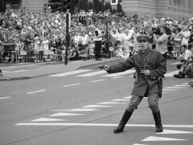 Bitwa o Białystok była ostatnią fazą operacji warszawskiej, która przyniosła Polsce zwycięstwo w wojnie z bolszewikami. Jej przebieg i rozmach był efektem zaciętej walki polskich legionistów z przebijającym się wrogiem. Nieustępliwość i pogarda śmierci w tym wypadku była godna podziwu. Takiej bitwy Białystok nie miał nigdy wcześniej.

Oprócz starcia kolumny bolszewickiej piechoty maszerującej ul. Warszawską z grupą polskich legionistów można było zobaczyć życie cywili, nad głowami latał oryginalny dwupłat z czasów I wojny światowej, nie zabrakło eksplozji i odtworzenia śmierci bohaterskiego kapitana Józefa Bronisława Marjańskiego.

