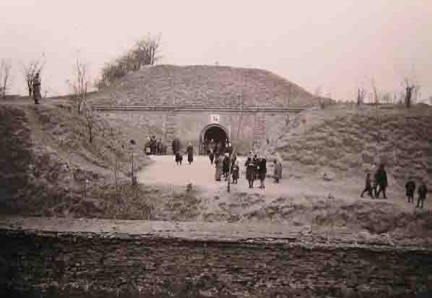 Fort w czasie, gdy pełnił funkcję obozu przejściowego (1941...