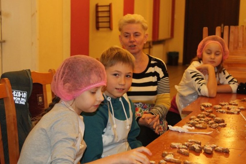 Podczas warsztatów kulinarnych dzieci z Wolsztyna piekły pierniki