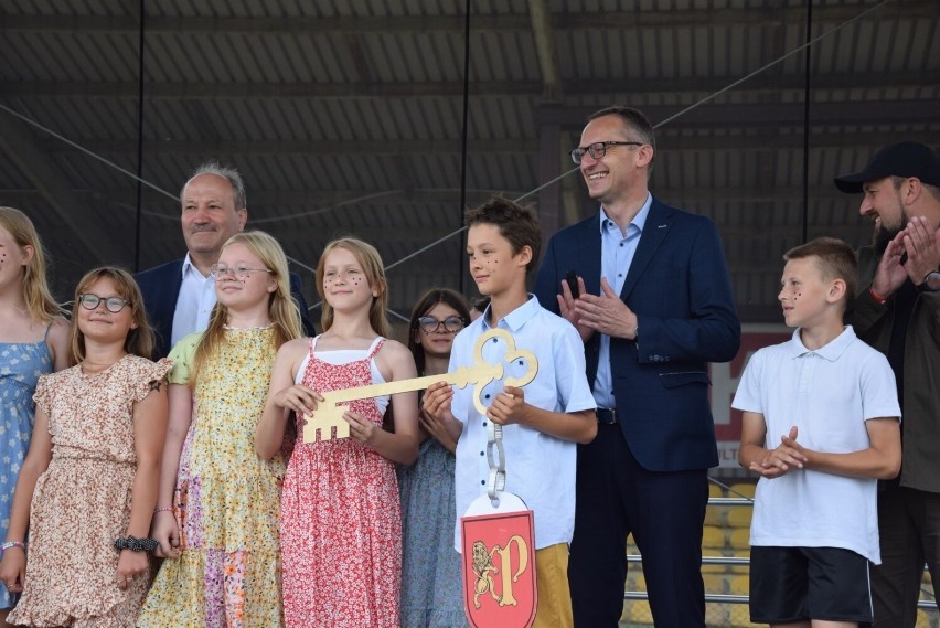 Klucz do miasta przekazał dzieciom burmistrz Pruszcza...