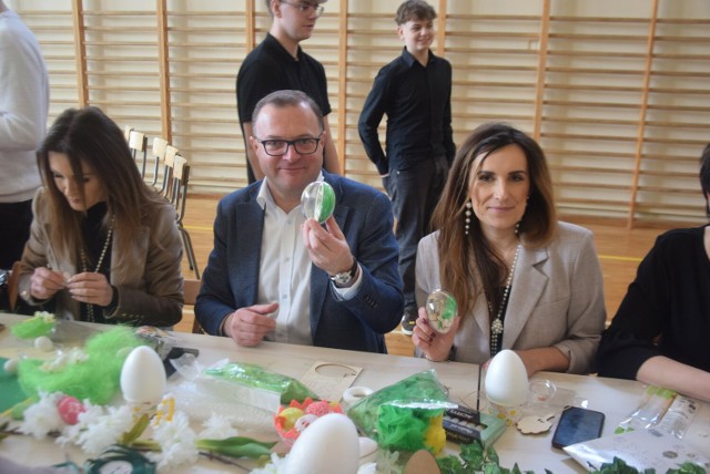 W X Liceum Ogólnokształcącym w Radomiu odbyły się wielkanocne, można było pomalować jaja. W środku prezydent Radosław Witkowski, z lewej Katarzyna Kalinowska, z prawej Marta Michalska Wilk.